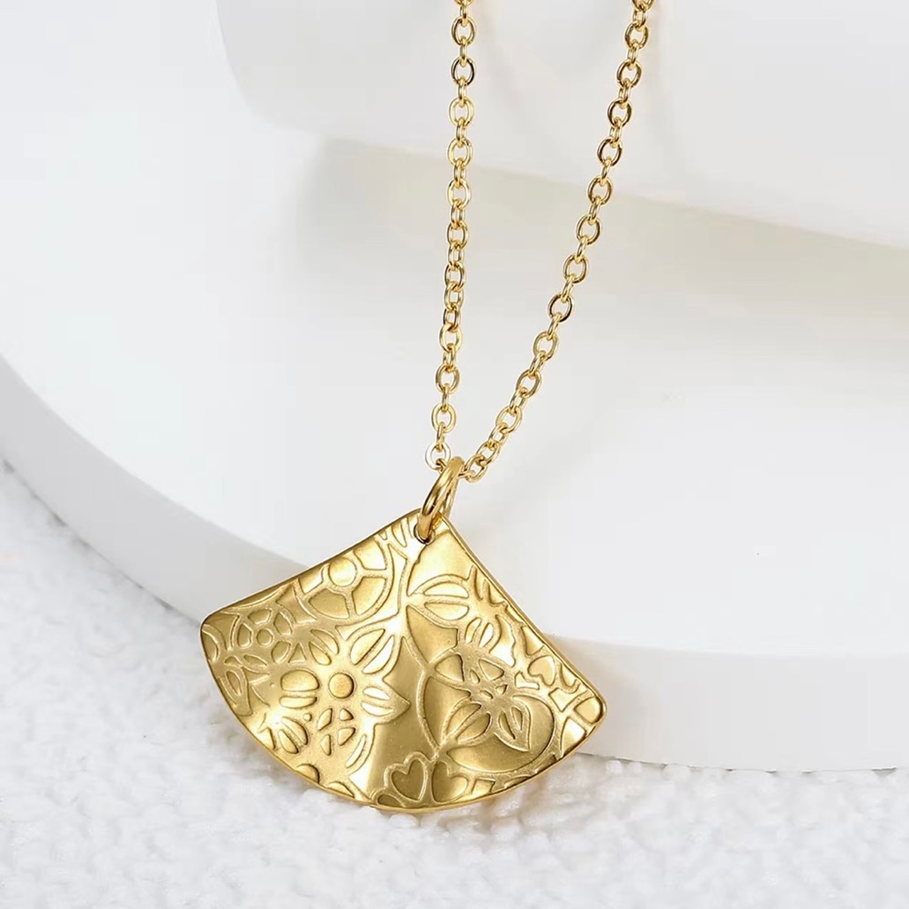 Charming Flower Pattern Pendant